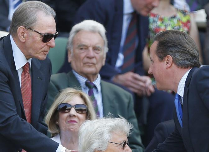 Il presidente del Cio, Jacques Rogge, saluta il primo ministro britannico David Cameron. Ansa
